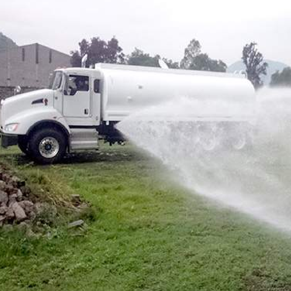 Pipa de agua atendiendo una superficie de trabajo